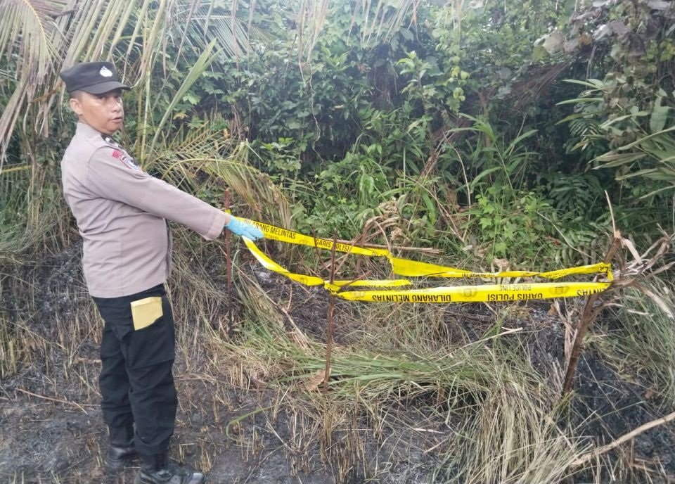 Polisi pasang garis di lokasi ditemukan petani di kebun