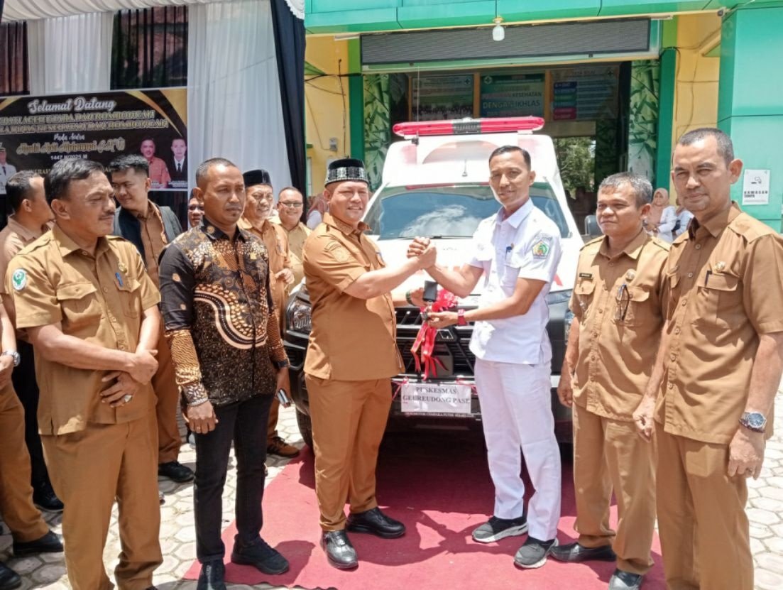 Bupati Aceh Utara Serahkan Mobil Ambulans untuk Puskesmas Geureudong Pase