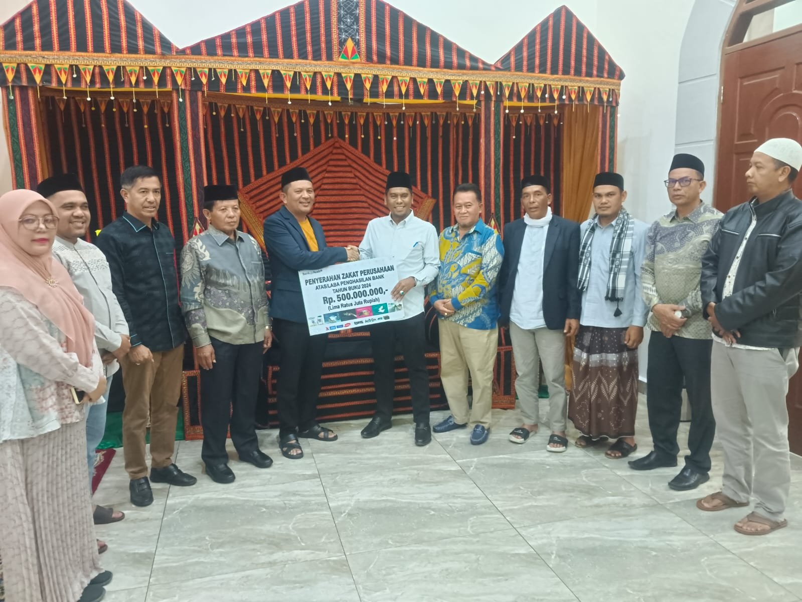 Bank Aceh Syari’ah Blangkejeren Salurkan Zakat Perusahaan Rp 500 Juta, Begini Tanggapan Bupati