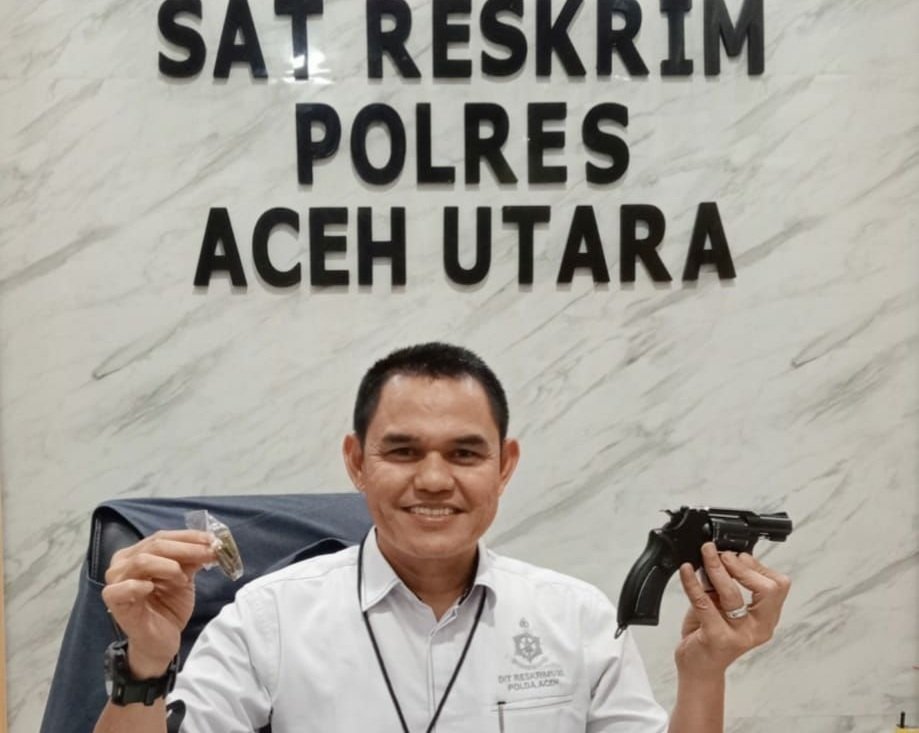 Kasatreskrim Bustani perlihatkan BB senpi