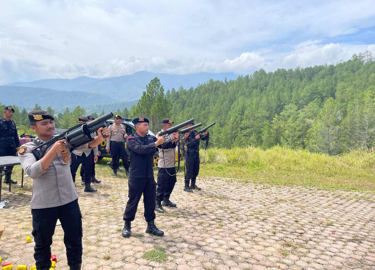 Polres Gl dan Brimob latihan menembak