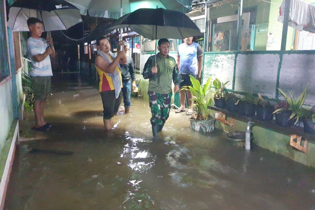 Danrem Lilawangsa Cek Asrama TNI Terendam Banjir Tengah Malam