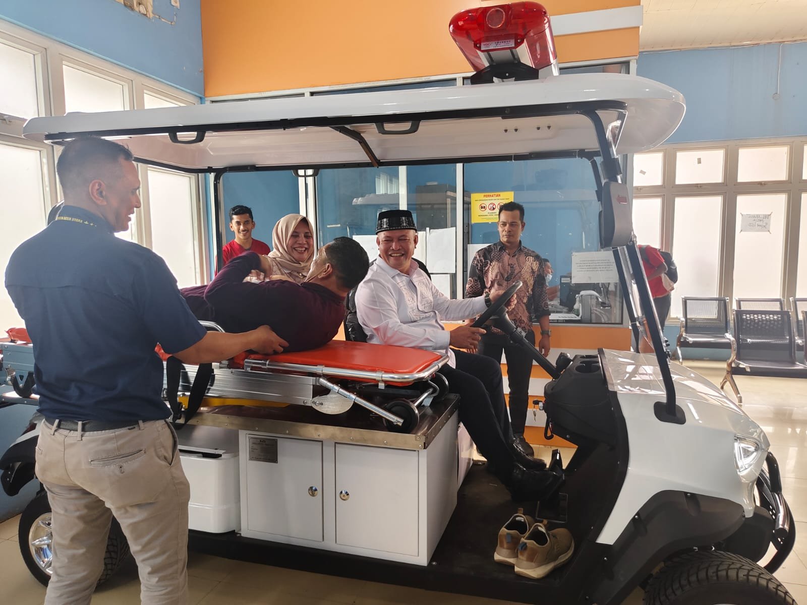 RSUCM Operasikan Mobil Listrik untuk Pasien, Bupati Ayahwa: Tidak Ada Lagi Brankar Dorong