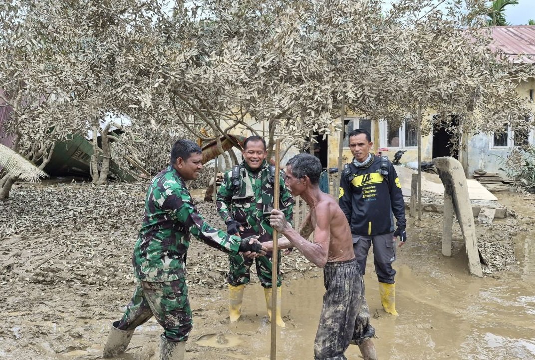Danrem Ali Imran dan korban banjir Sarah Raja