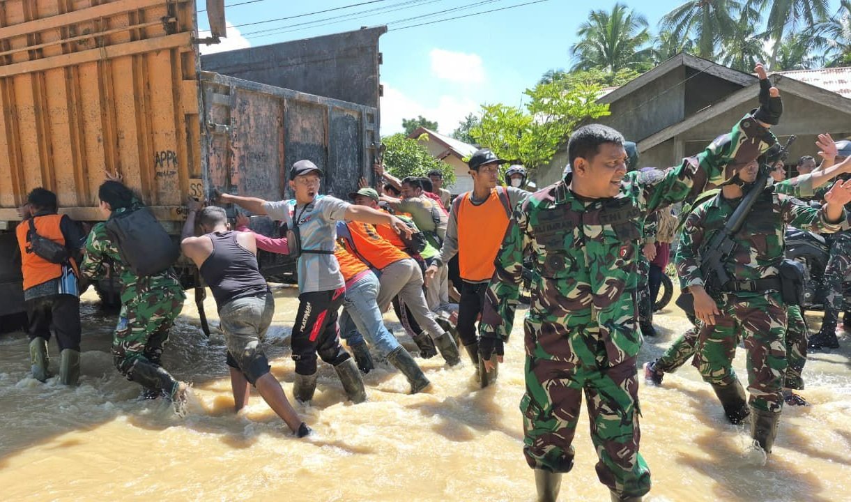 Danrem Ali Imran di jalan terendam banjir