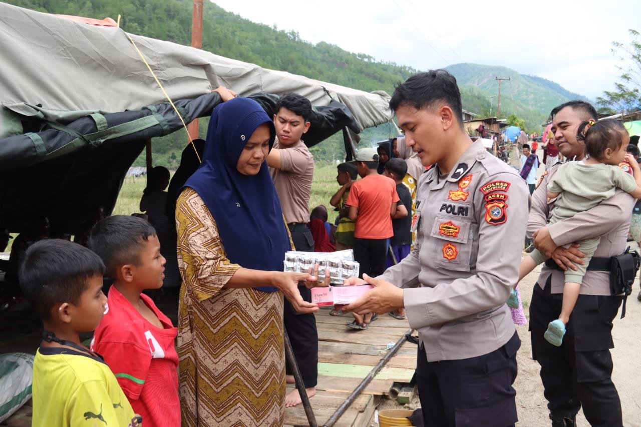 Polres Gayo Lues Datangi Pengungsi Desa Remukut, Starlink Gratis dan Sembako Disalurkan