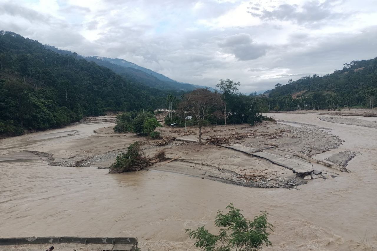 Jalan hanyut di Air Kelabu penghubung Gayo Lues-Agara