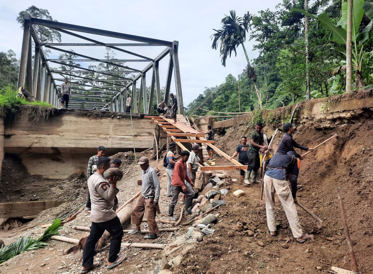 Jembatan darurat di Pining