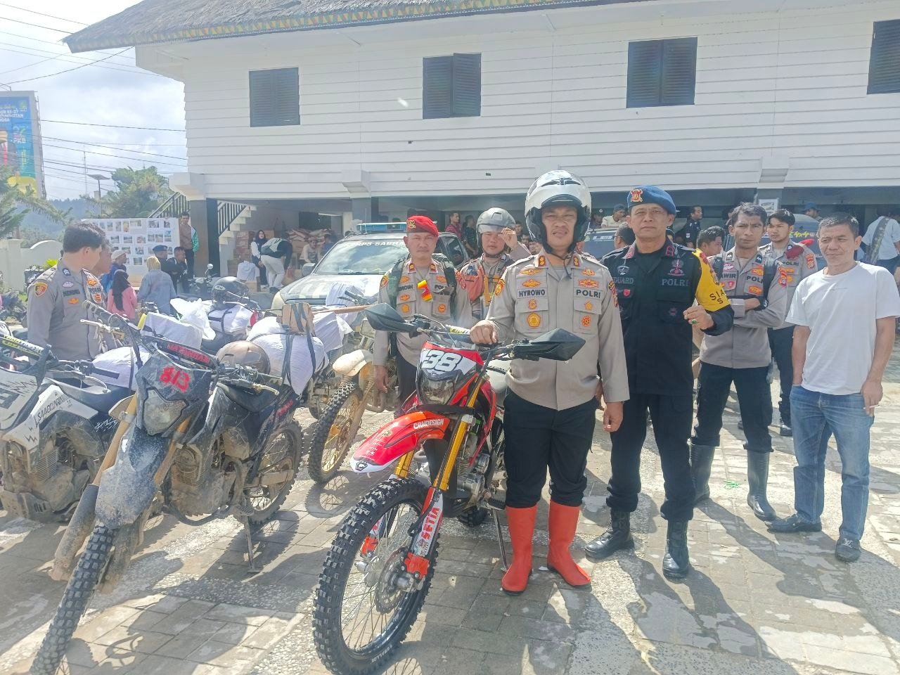 Kapolres Gayo Lues antar logistik korban banjir