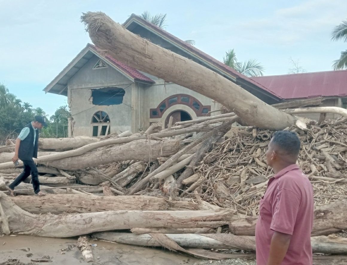 Kayu gelondongan menimbun rumah warga Geudumbak