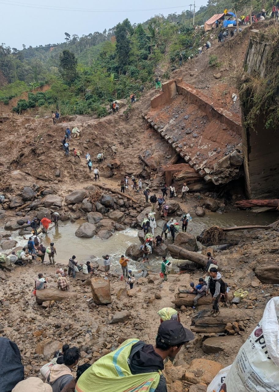 Korban bencana Aceh harus menempuh jalur ekstrem untuk mencari logistik
