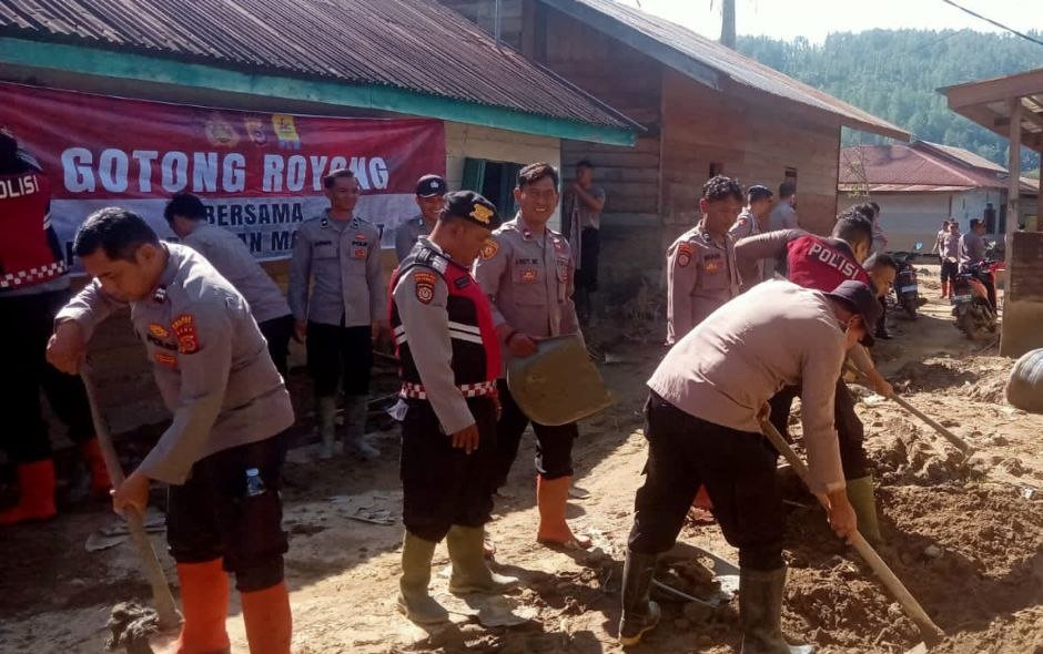 Polisi bersihkan lumpur