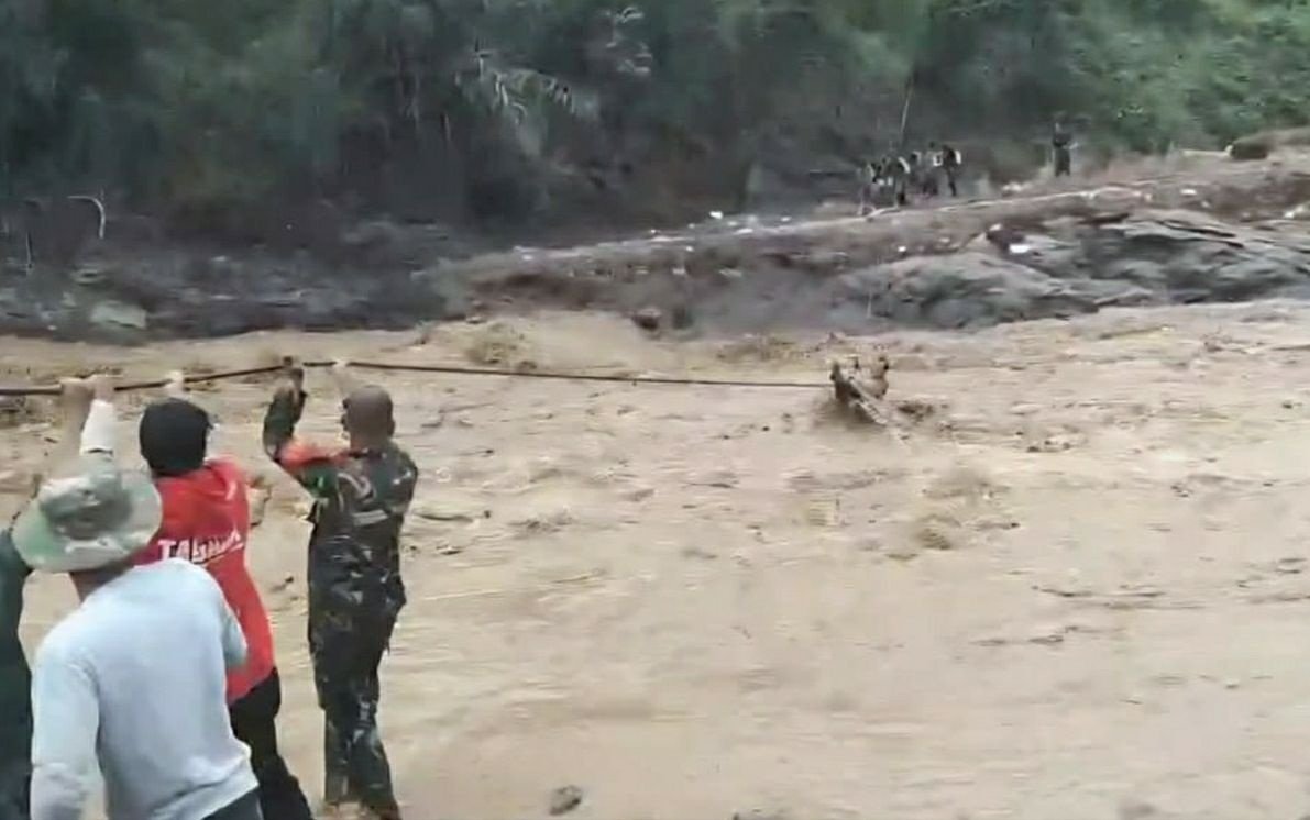 Prajurit TNI terobos sungai antar bantuan ke Aceh Tengah