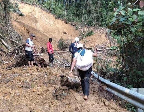 Tim Dinas Pendidikan Gayo Lues bersama PMI berjalan kaki menerobos jalan longsor