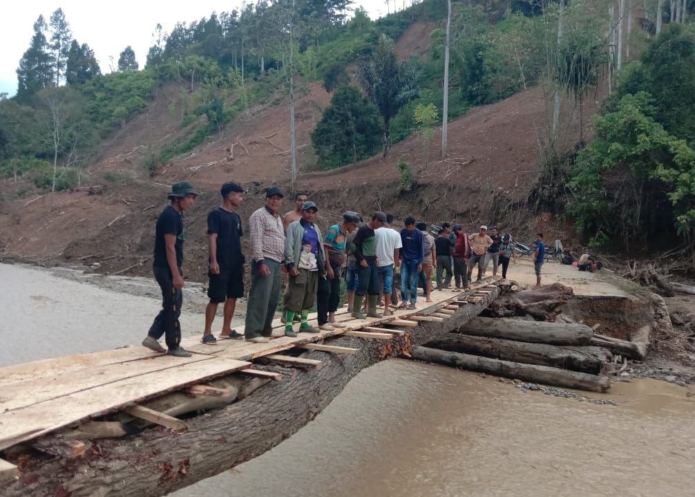 Warga Desa Badak Uken bangun jembatan darurat pascabanjir