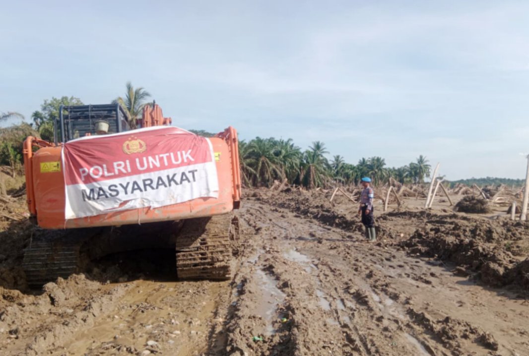 Alat Berat Bantuan Polri Lanjutkan Pembuatan Parit dan Buka Akses Jalan di Langkahan