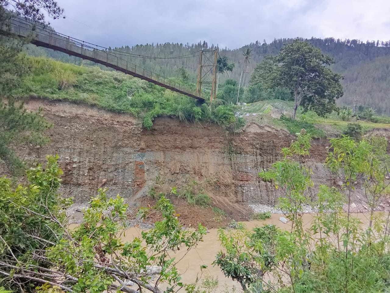 Jembatan gantung Remukut terancam ambruk