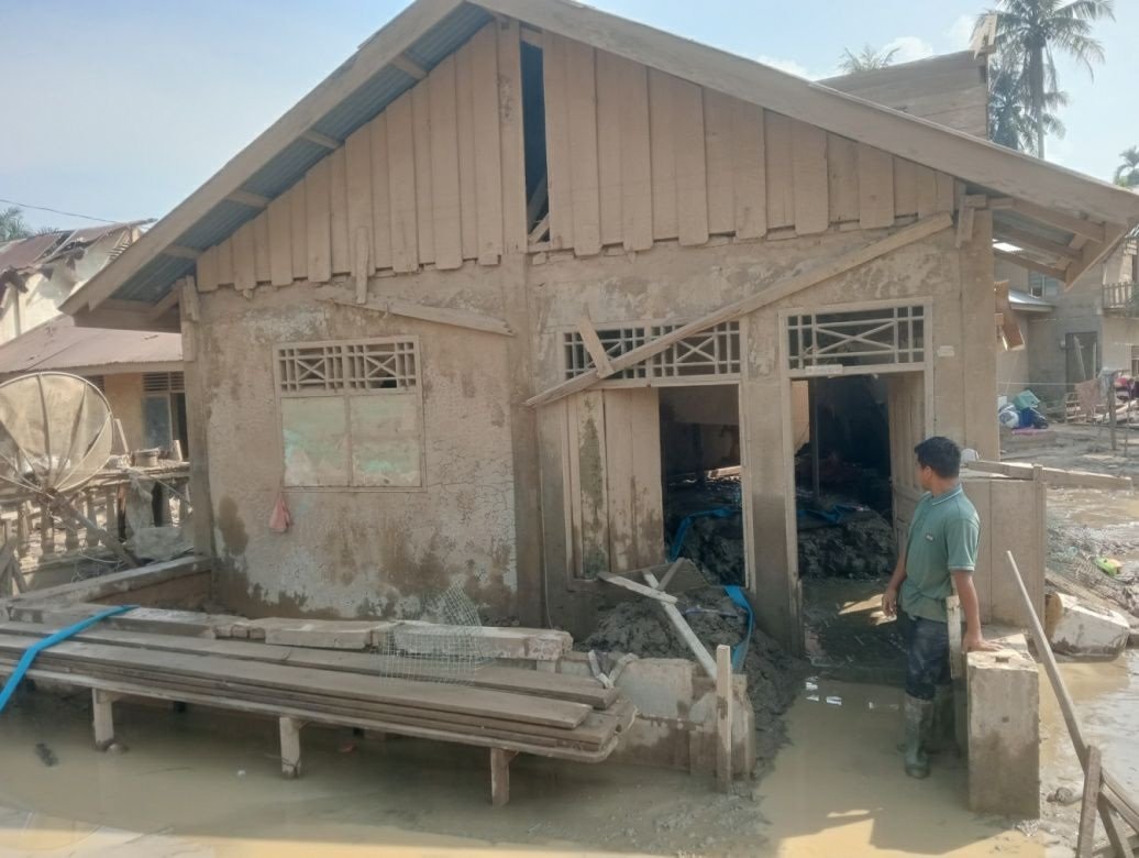 Korban banjir Tanah Merah Langkahan bersihkan lumpur di rumah