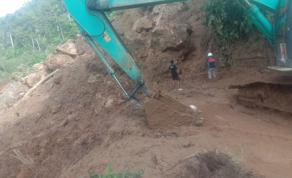 Longsor di jalan Gayo Lues-Agara di Begade 4