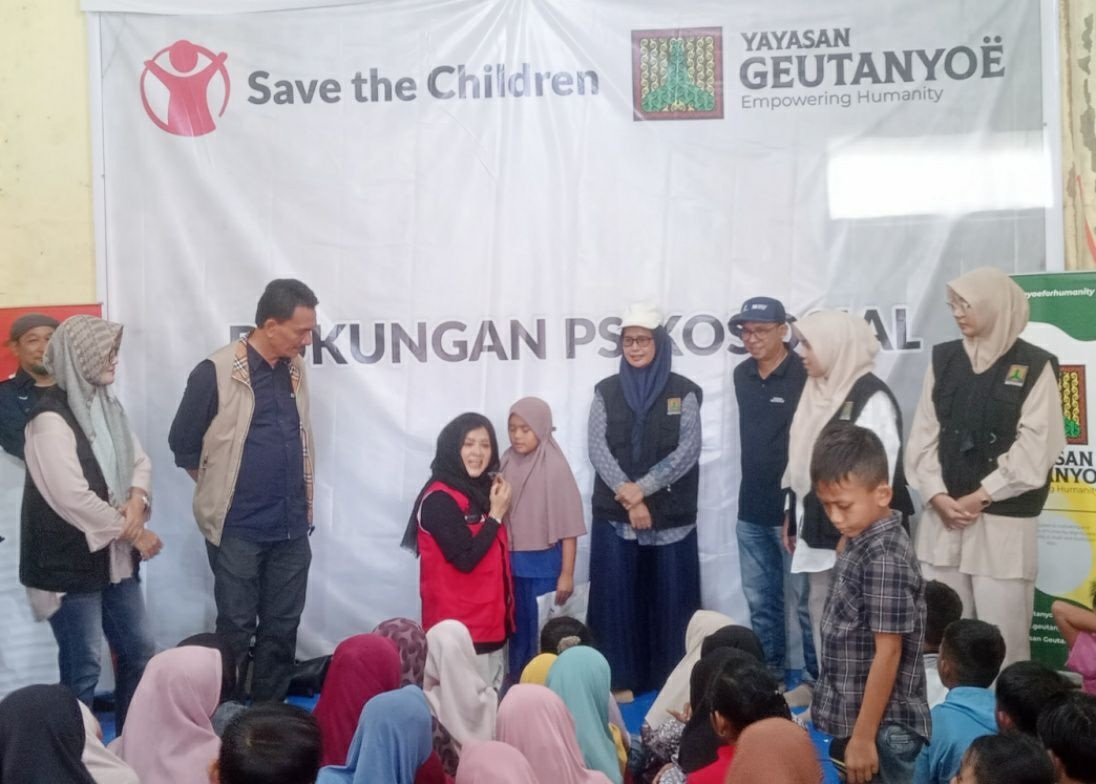 Save the Children bersama anak-anak korban bencana aceh utara