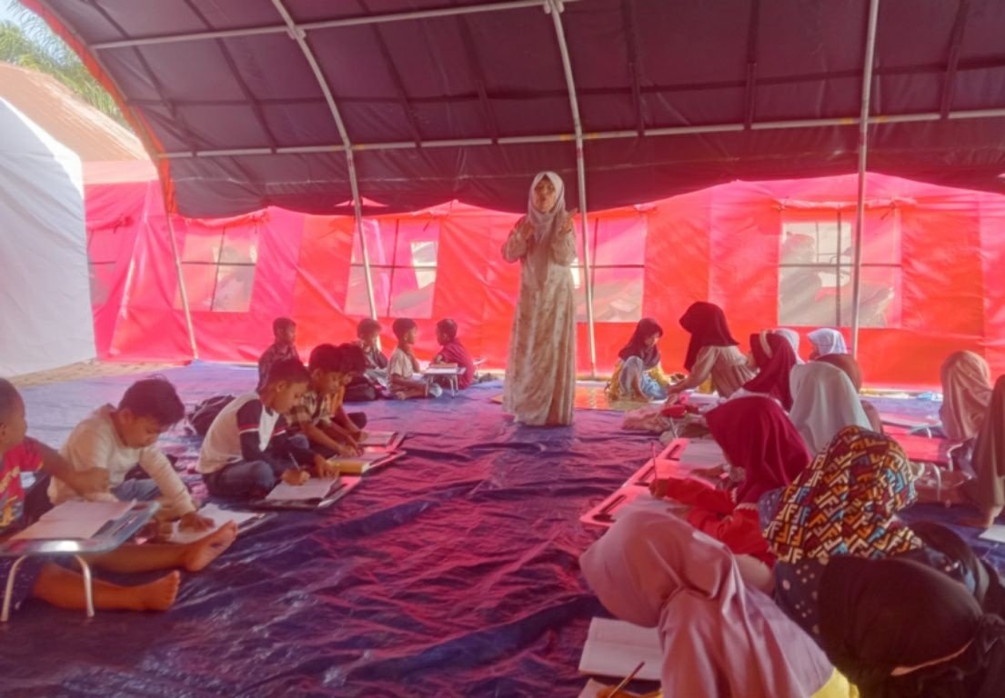 Siswa SDN 2 Langkahan belajar di tenda darurat