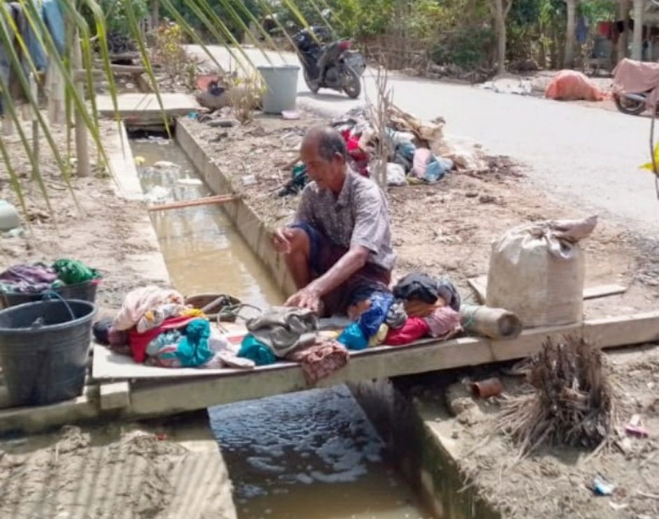 Warga Alue Bili Geulumpang cuci pakaian air parit1