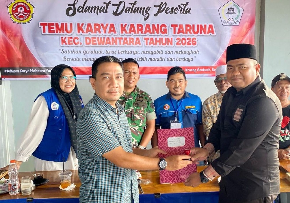 Camat Dewantara dan ketua Karang Taruna