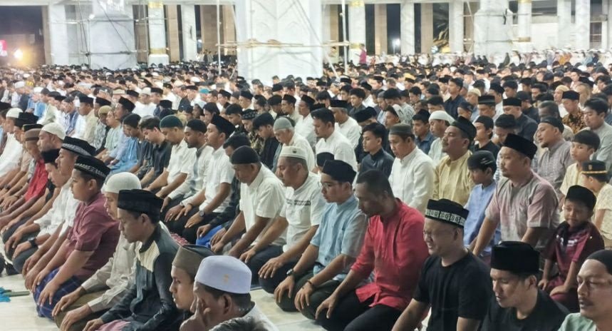 Ribuan Jemaah Tarawih Padati Masjid Agung Islamic Centre Lhokseumawe