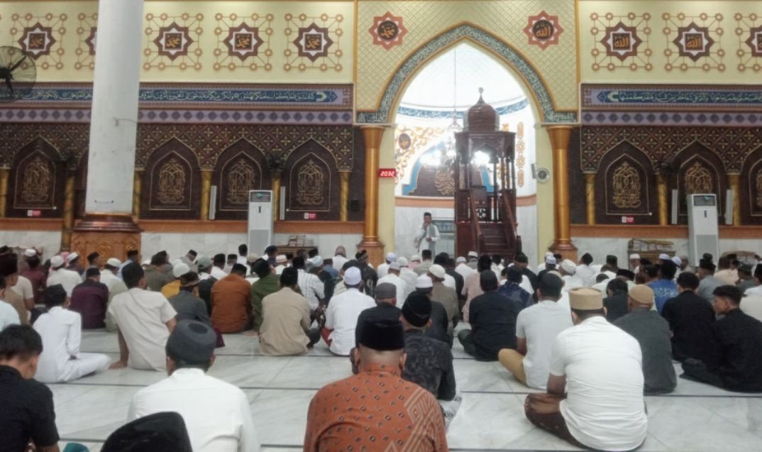 Malam Pertama Tarawih, Imam Besar Masjid Agung Baiturrahim Lhoksukon Ajak Jemaah Tingkatkan Kualitas Puasa Ramadan