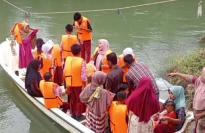 Anak SD pakai baju pelampung naik boat ke sekolah