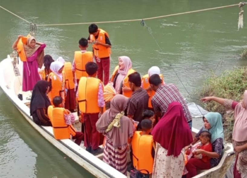 Anak SD pakai baju pelampung naik boat ke sekolah