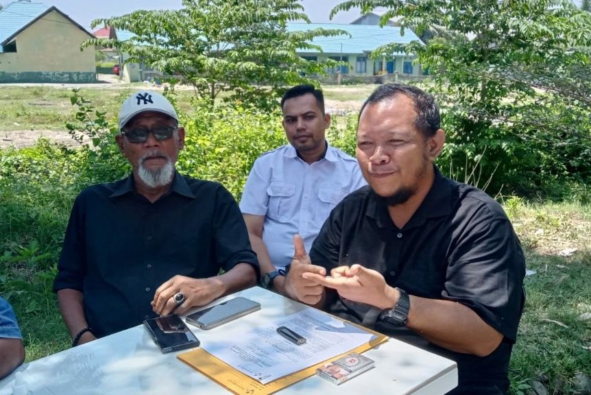Anton Prawijaya didampingi dua pengacara