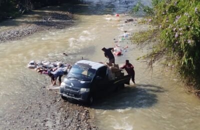 Pengulu Desa Uluntanoh Kutuk Pemilik Mobil Buang Sampah ke Sungai