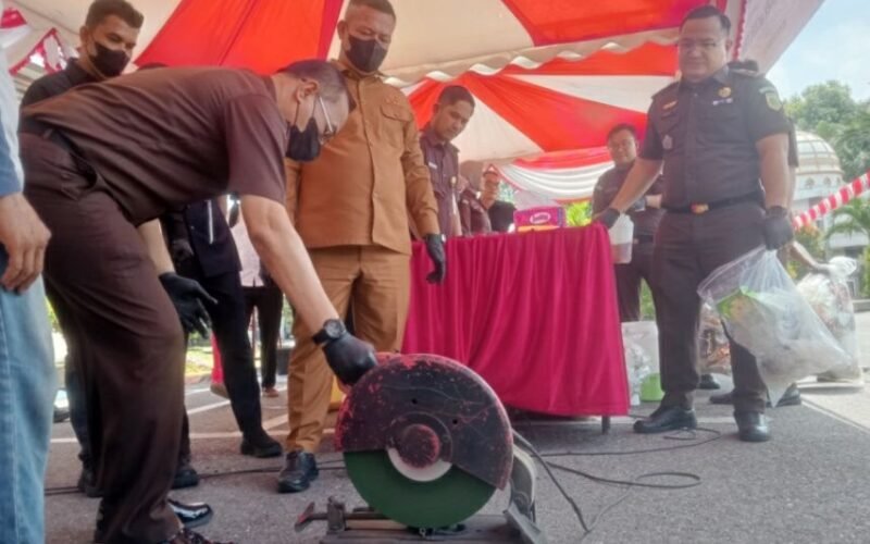 Kajari dan Bupati Ayahwa musnahkan BB senpi