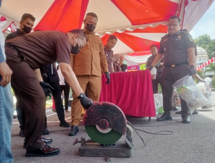 Kajari dan Bupati Ayahwa musnahkan BB senpi