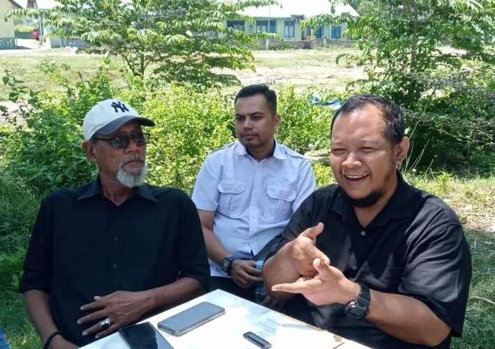 Muharramsyah dan Mustari memberi keterangan pers terkait Somasi Gubernur