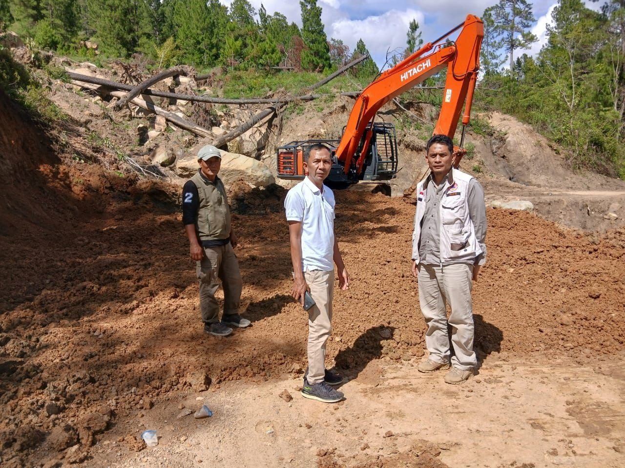Pembersihan jalan longsor Pinim