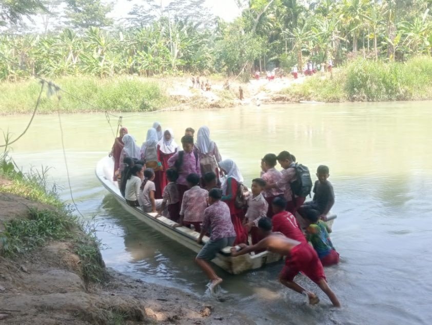 Siswa menyeberangi sungai saat pulang sekolah dengan speedboat, berangkat dari Dusun Pante Kiro, Gampong Blang Pante, Kecamatan Paya Bakong, menuju Dusun Biram, Gampong Plu Pakam, Tanah Luas, Aceh Utara