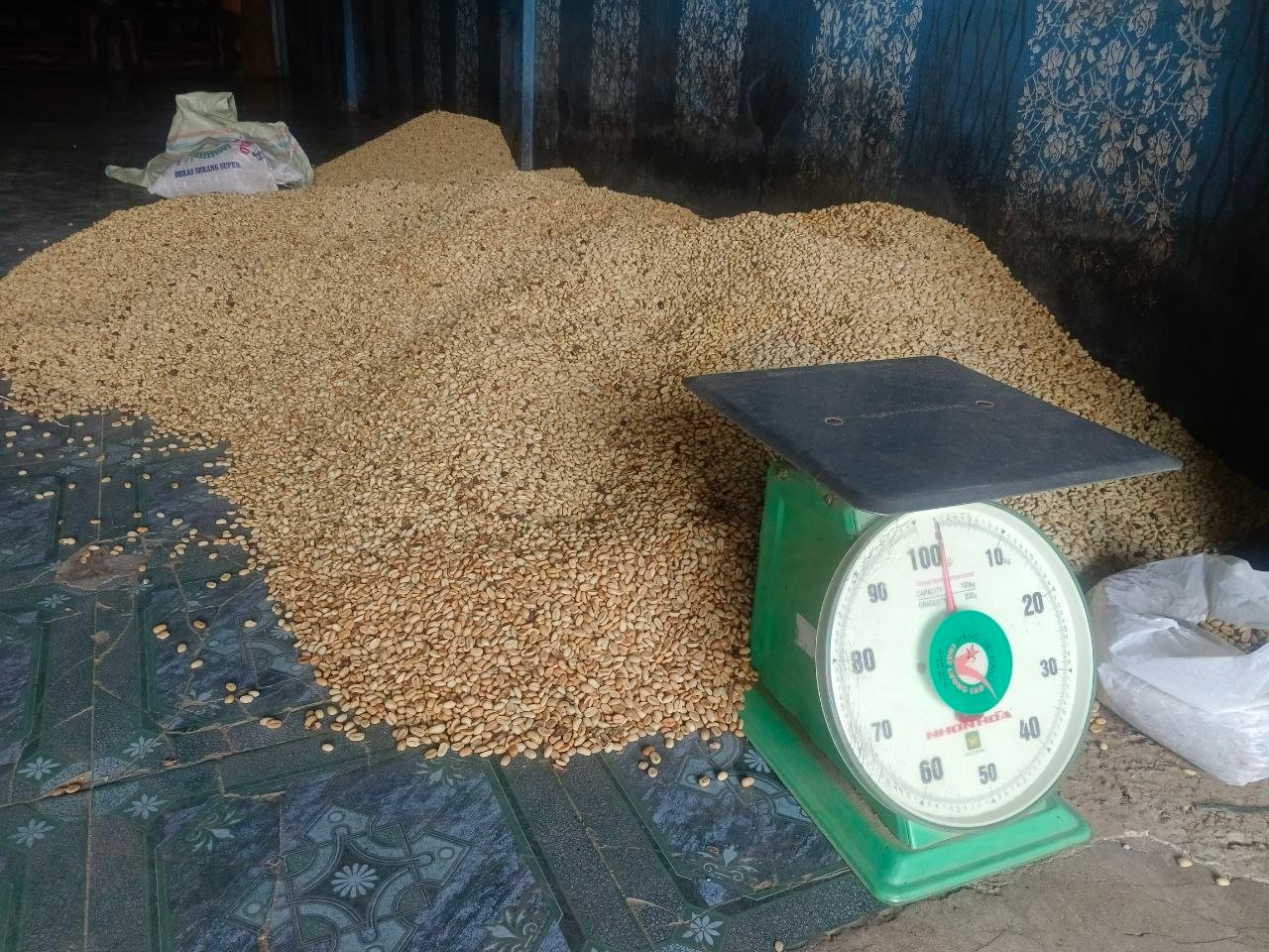 Stok gabah kopi di gudang UD Indah Kopi