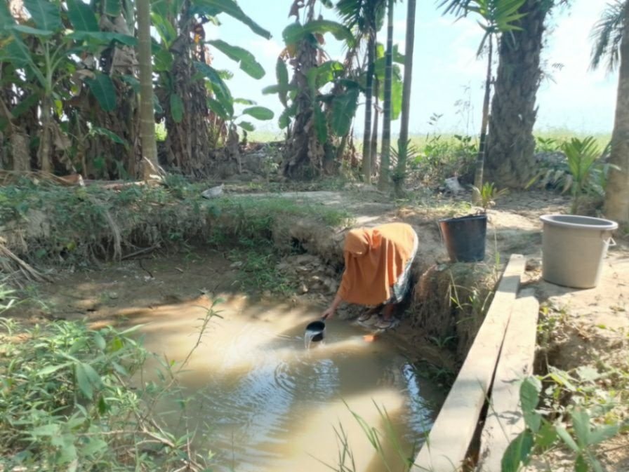 Warga Alue Bili Geulumpang ambil air keruh