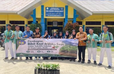 Mahasiswa Universitas Negeri Yogyakarta Bagikan Bibit Kopi Gayo ke SMA Gayo Lues