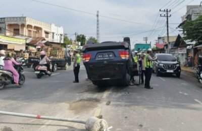 Laka Tunggal di Lhokseumawe, Land Cruiser Terguling di Tengah Jalan
