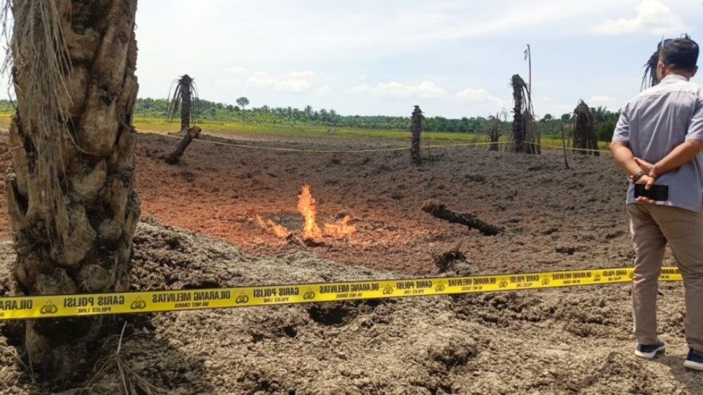 Lokasi pengeboran mengeluarkan semburan gas dan api dipasang garis polisi