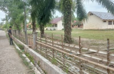20 Tahun Tanpa Pagar Permanen, SMPN 2 Tanah Luas Bangun Pagar Darurat dari Bambu