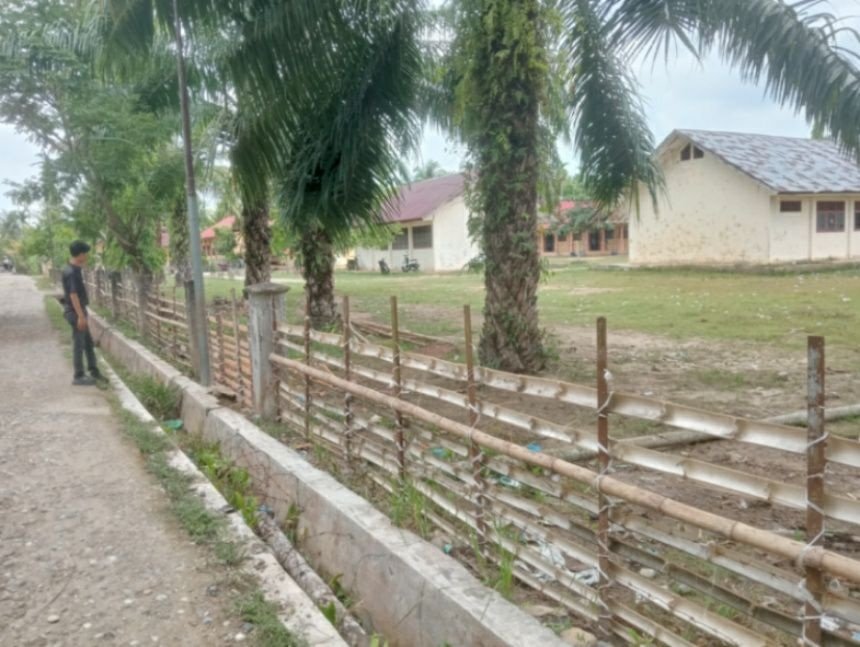 Pagar bambu SMPN 2 Tanah Luas