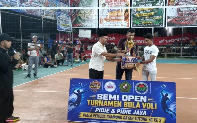 ANggota DPRK Pidie serah piala dan hadiah kepada Rukan VC