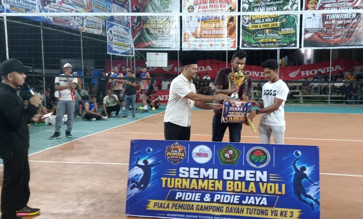 ANggota DPRK Pidie serah piala dan hadiah kepada Rukan VC