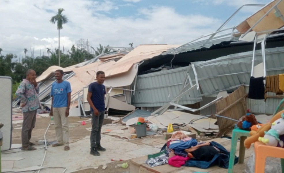 Huntara Langkahan rusak akibat angin kencang