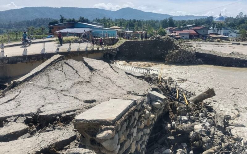 Jembatan menuju RSU MAK putus akibat banjir