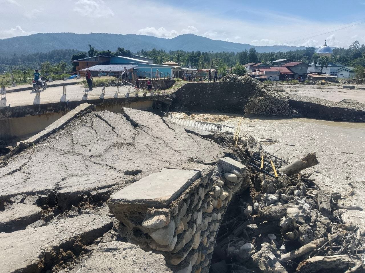 Jembatan menuju RSU MAK putus akibat banjir